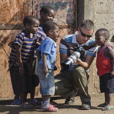 Unger som flokker seg rundt fotograf i Mosambik