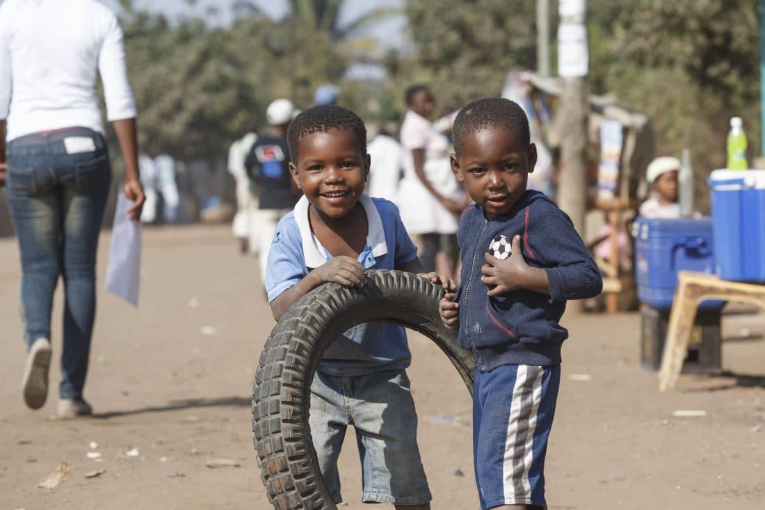 Barn som leker med dekk i gata i Maputo i Mosambik på østkysten av Afrika.