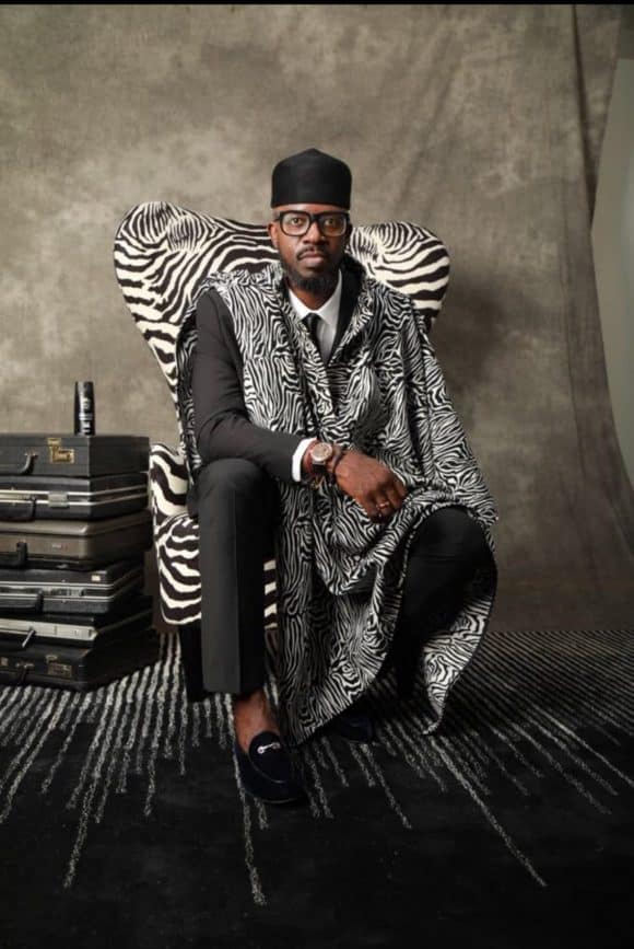 African DJ Black Coffee i stol med sebraskinn